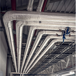 Photo de canalisations industrielles calorifugées