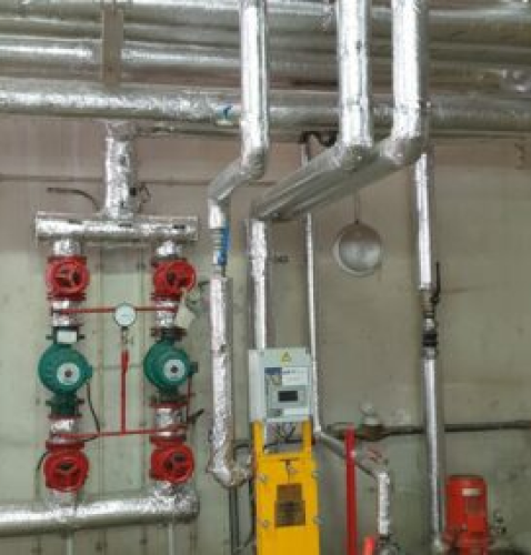 Photo d'une canalisation industrielle calorifugée