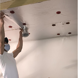 Photo d'un technicien qui installe de l'isolant pour planchers bas