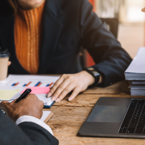 Expert accompagne dans les démarches administratives Un expert MDI accompagne son client dans toutes ses démarches administratives