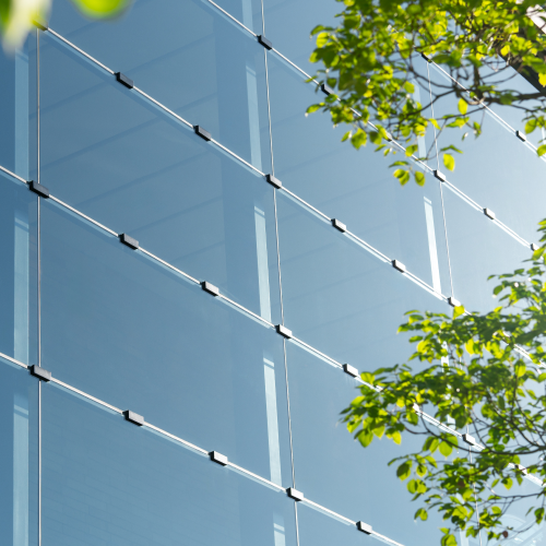 Façade d'immeuble Photo d'une façade d'immeuble avec de la végétation autour