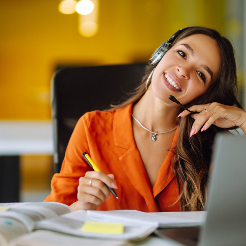 Contactez-nous pour vos projets Jeune commercial au téléphone avec un client