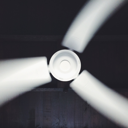 Ventilateur de plafond en fonctionnement